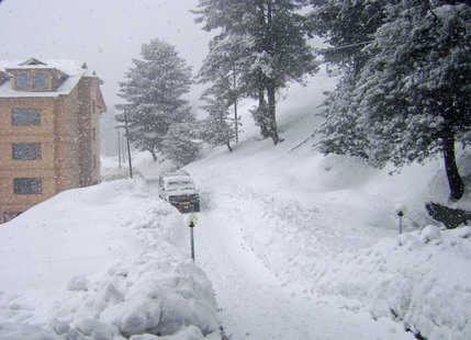 Snowfall in Jammu & Kashmir, Avalanche Alert in Uttarakhand