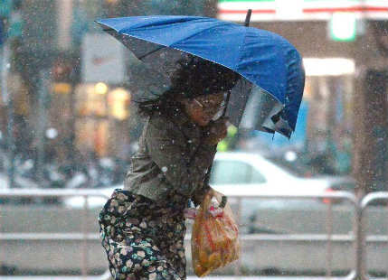 Typhoon Dujuan batters Taiwan, kills two