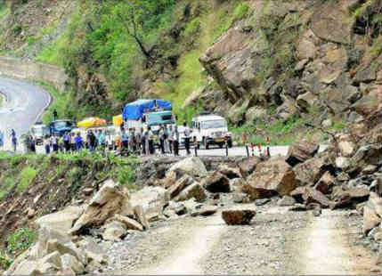 Massive landslide strikes Sikkim-Bengal border, many feared dead