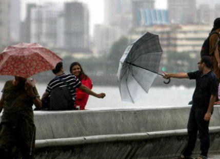 Mumbai Rains cross 1000 mm mark, moderate showers to continue