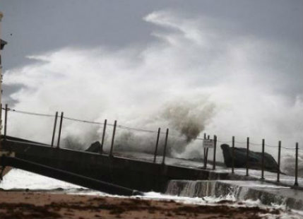 Hurricane Matthew pummels Florida Coast, catastrophic damage likely