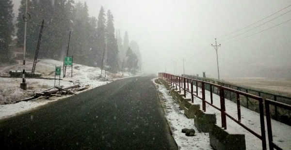 Seasons first snowfall in Leh