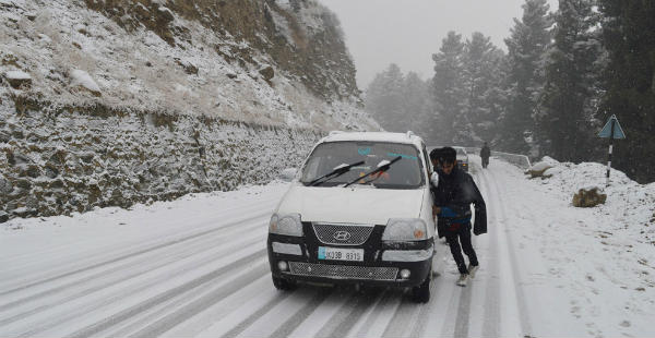 Snowfall in Kashmir and Himachal