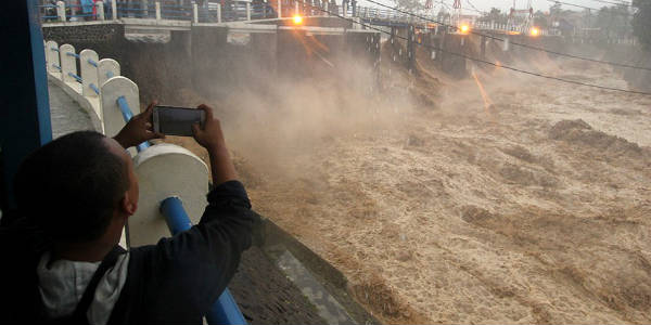 Floods, landslides in Jakarta, Indonesia kill 2, cause evacuations