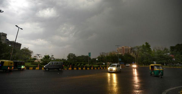 Dust storm and rain in Delhi