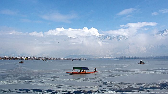 After-snowfall-clear-sky-provided-a-spectacular-gaze-along-the-Dal-lake-in-Srinagar