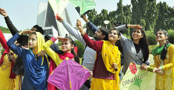 Kite Flying in Punjab-- Fly 600