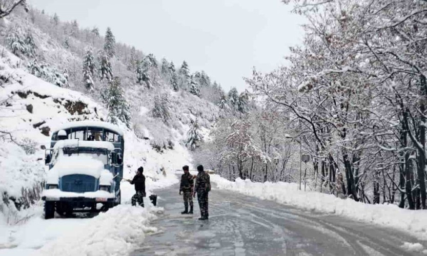 jammu-and-kashmir-snowfall-min-1000x600